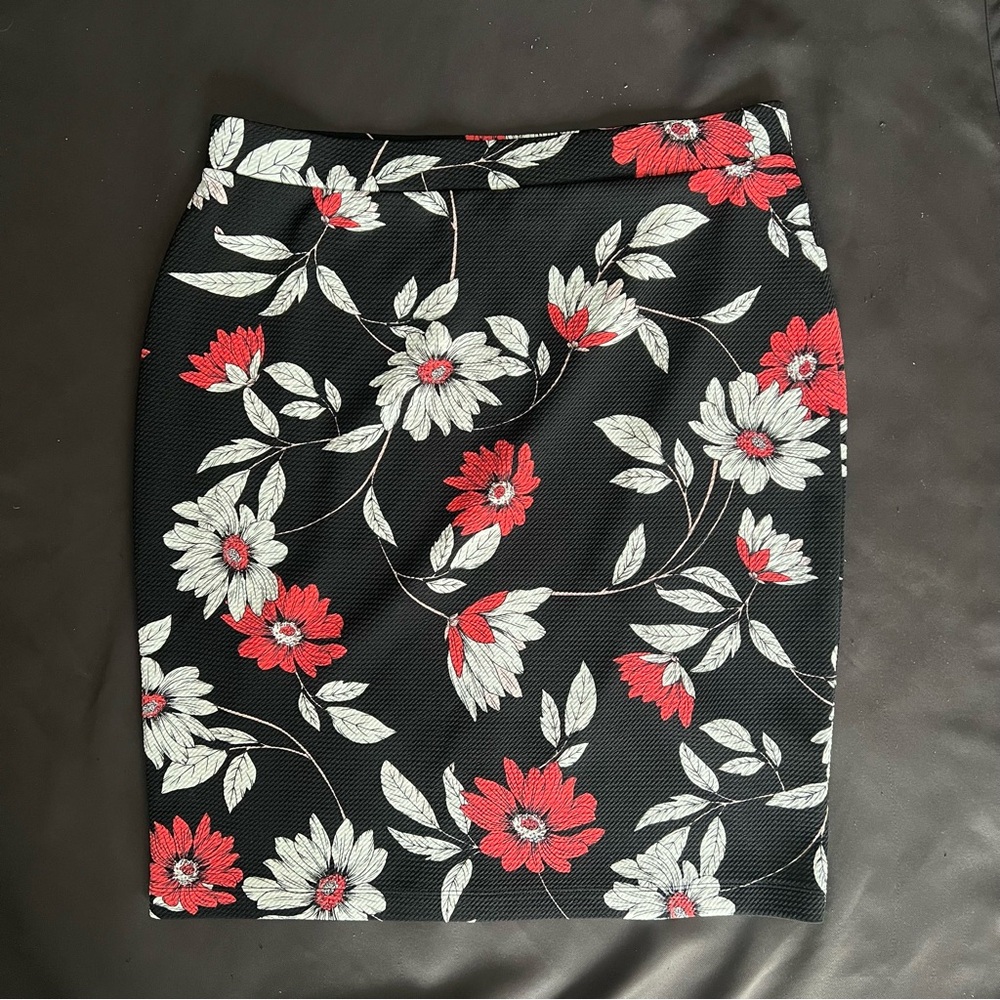 Liz Claiborne Black Pencil Skirt with Red & White Floral Design Size PXL